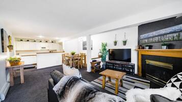 Een televisie, een open haard en boeken