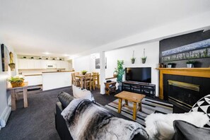Fernseher, Kamin, Bücher