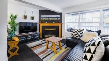 Een televisie, een open haard en boeken