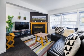 Fernseher, Kamin, Bücher