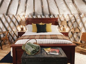 1 bedroom, WiFi, bed sheets - The Other Yurt at Echo Hill Farm w/ Hot Tub Spa (Deerfield)