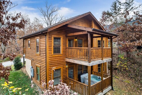 Moonshine‑Themed Cabin - Hot Tub, Game Room & 2 Covered Decks - Pigeon Forge