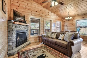 Älytelevisio, takka, videopelejä, pöytäjalkapallopöytä