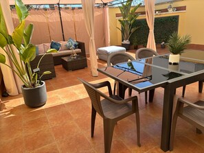 Outdoor dining - Holiday Apartment Near Sitges With Private Terrace (Vilanova i la Geltrú)