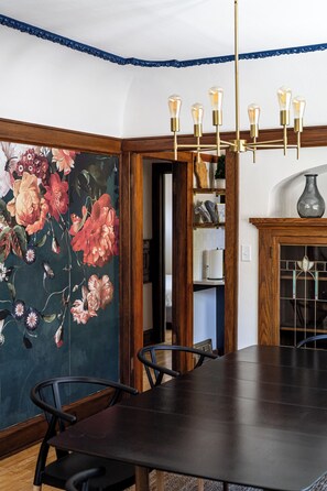 Dining - Charming Riverfront Home l 4 BR l King Beds I Free Parking I Outdoor Haven (Milwaukee)