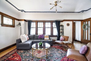 Smart TV, books - Charming Riverfront Home l 4 BR l King Beds I Free Parking I Outdoor Haven (Milwaukee)