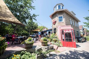 Outdoor dining - Charming Riverfront Home l 4 BR l King Beds I Free Parking I Outdoor Haven (Milwaukee)