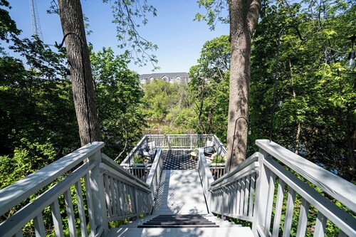 Charming Riverfront Home l 4 BR l King Beds I Free Parking I Outdoor Haven