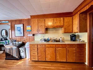 Fridge, stovetop, coffee/tea maker