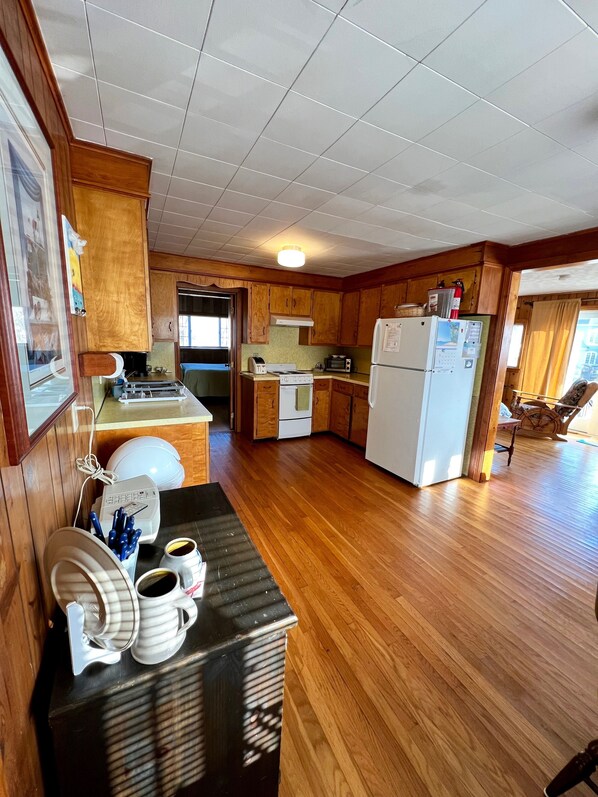 Fridge, stovetop, coffee/tea maker