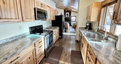 NEW! LAST MIN SPECIAL! Ski Chalet, Spacious, Clean, Close To Everything!