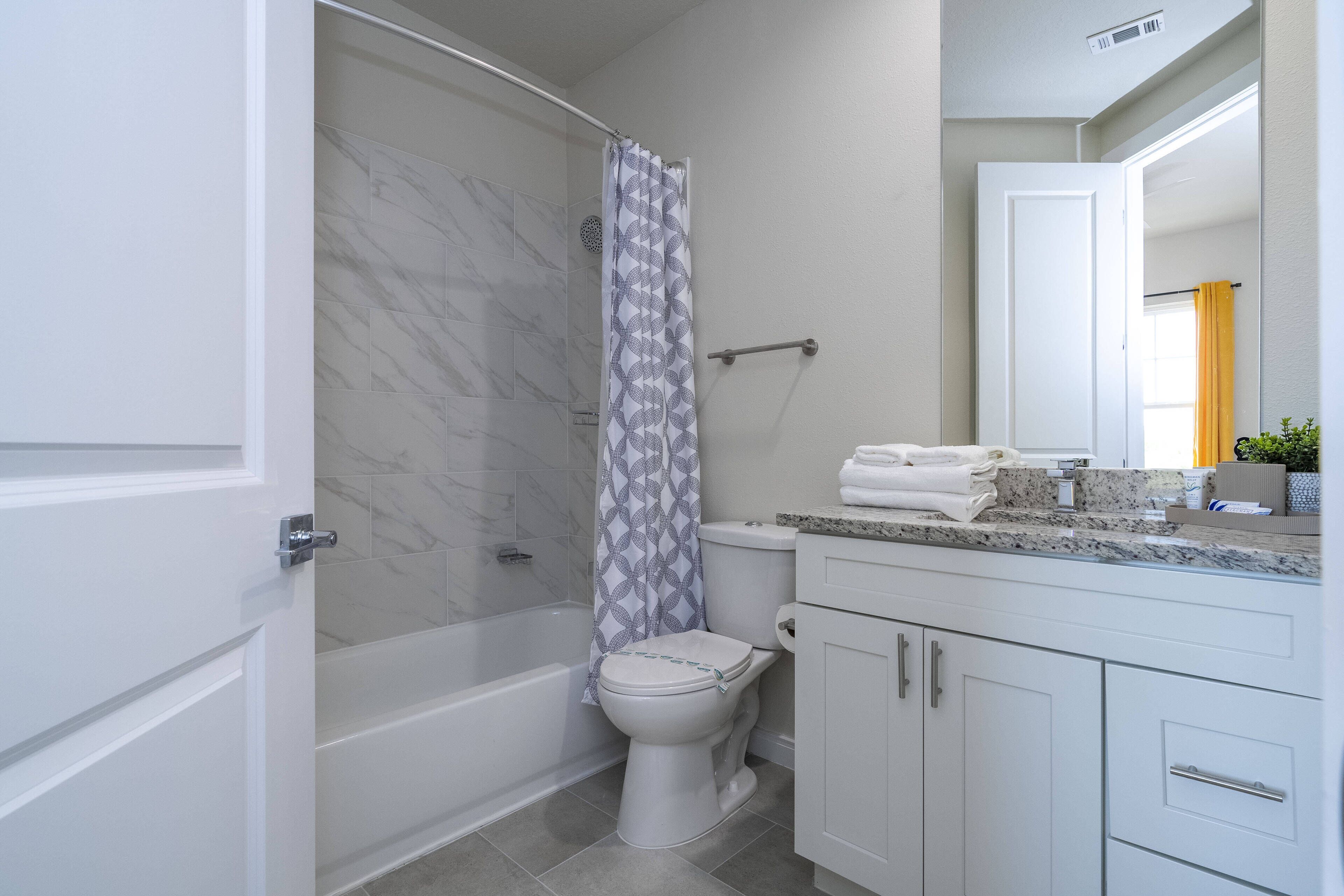 Une salle de bain avec une baignoire, des toilettes et un meuble-lavabo.