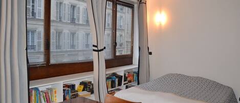 1 dormitorio, escritorio, tabla de planchar con plancha y cuna de viaje