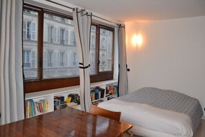 1 chambre, bureau, fer et planche à repasser, lit parapluie