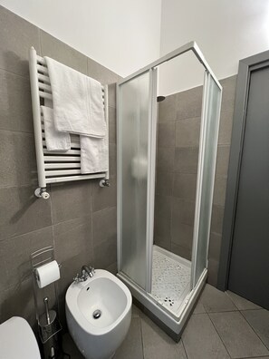 Shower, hair dryer, bidet, towels - Centrocentro apartment in the heart of Avellino, Corso V. Emanuele II area  (Avellino)