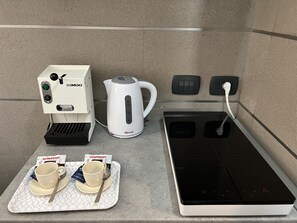 Kühlschrank, Mikrowelle, Ofen, Herdplatte