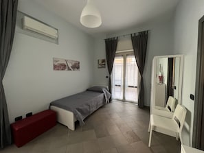 2 Schlafzimmer, Zimmersafe, Schreibtisch, Bügeleisen/Bügelbrett