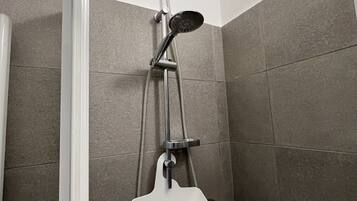 Doccia, asciugacapelli, bidet, asciugamani