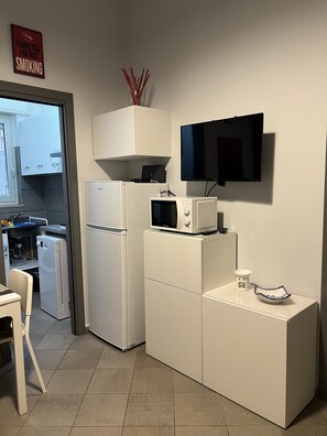 Fridge, microwave, oven, stovetop - Centrocentro apartment in the heart of Avellino, Corso V. Emanuele II area  (Avellino)