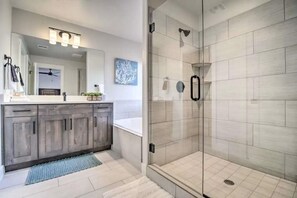 Dusche, Haartrockner, Handtücher, Seife