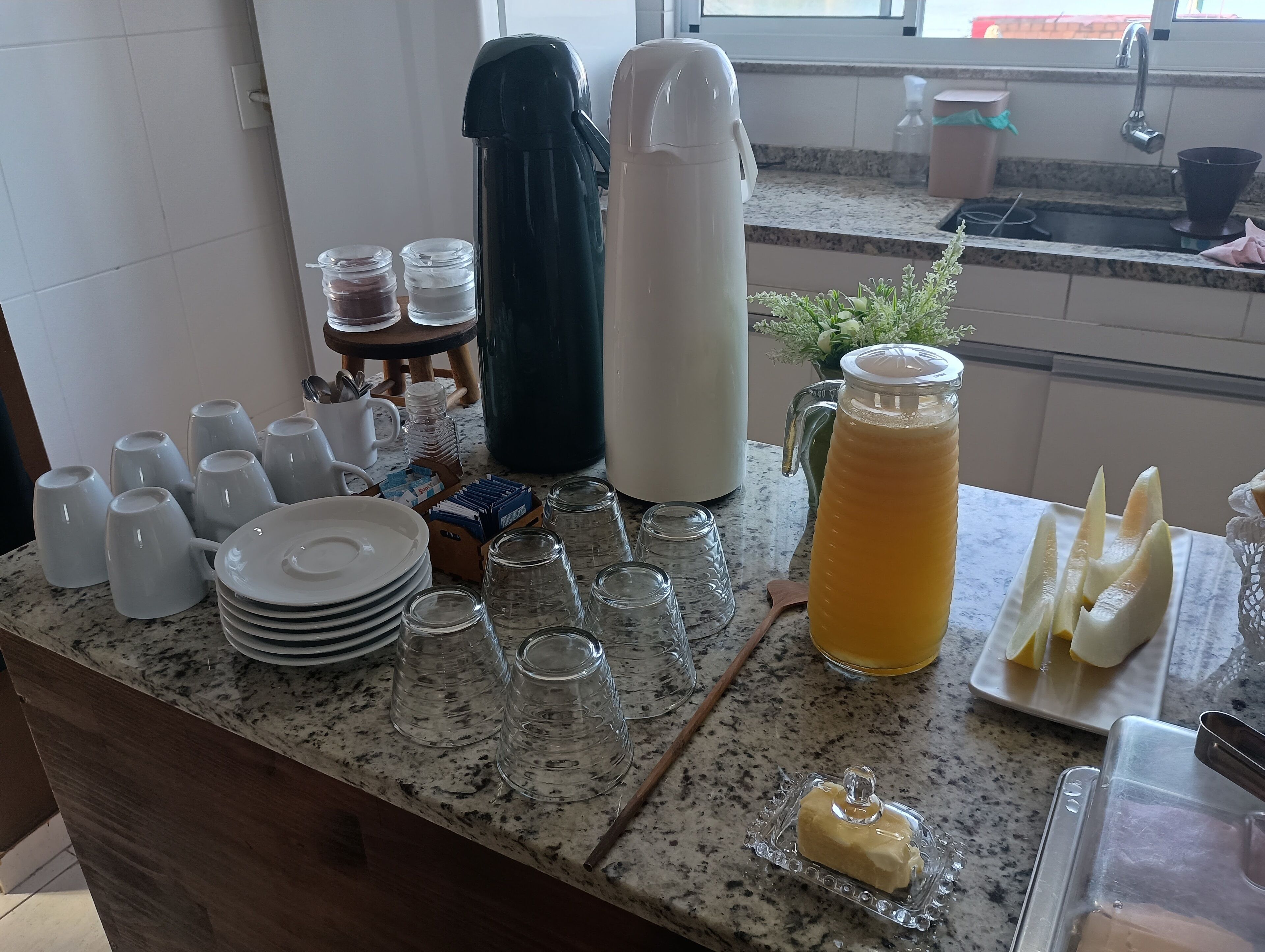 Café da manhã feito na hora grátis nos fins de semana