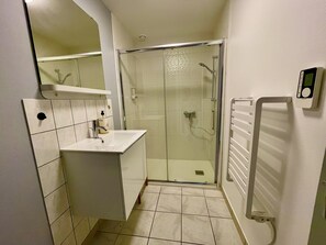 Douche, sèche-cheveux, serviettes fournies, savon