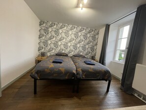 2 chambres, bureau, fer et planche à repasser, lit parapluie