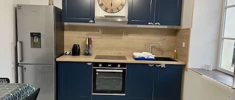 Réfrigérateur, four à micro-ondes, un four, surface de cuisson