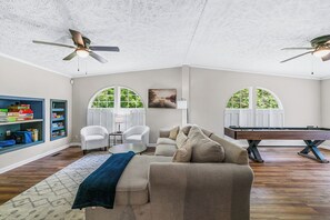 Smart TV, fireplace, books, stereo