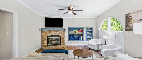 Smart TV, chimenea, libros y estéreo