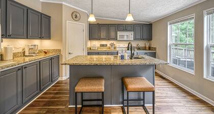 Lake Anna Retreat: 4BR 2BA ~ Game Room ~ Sleeps 8 ~ Fire Pit & Boat Access