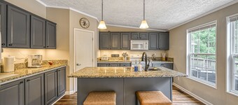 Lake Anna Retreat: 4BR 2BA ~ Game Room ~ Sleeps 8 ~ Fire Pit & Boat Access