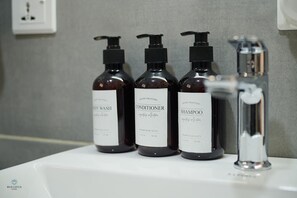 Douche, articles de toilette écologiques, séchoir à cheveux, bidet