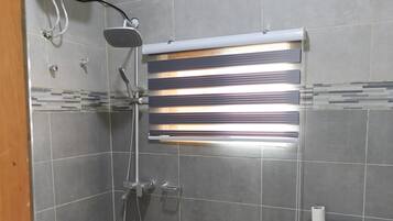 Douche, articles de toilette écologiques, sèche-cheveux, bidet
