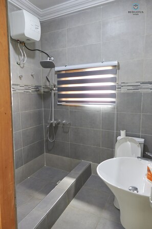 Douche, articles de toilette écologiques, séchoir à cheveux, bidet