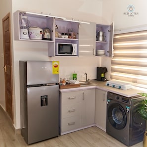 Réfrigérateur, four à micro-ondes, surface de cuisson, cafetière-théière