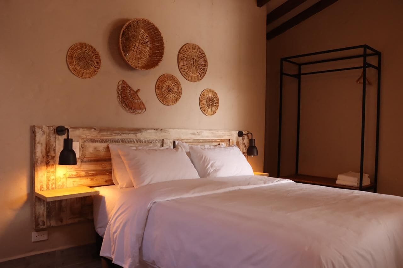 Muebles diferentes, escritorio y cortinas blackout 