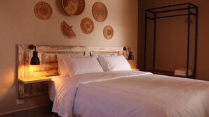 A bed with white bedding, two bedside lamps, and a wooden headboard. - Valerio Hotel Boutique  (Marinilla)