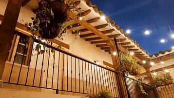 Deluxe Suite | Individually furnished, desk, blackout drapes, soundproofing