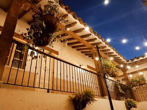 Phòng Suite Deluxe | Trang bị nội thất với thiết kế riêng biệt, bàn, màn/rèm cản sáng 