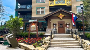 A multi-story building with a restaurant named "Foxfire Grill" at the ground level. - ML390 King Bed Sleeps 8 Quiet Mountain View WiFi (Snowshoe)