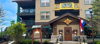 ML390 King Bed Sleeps 8 Quiet Mountain View WiFi