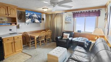 Smart-tv, bordtennisbord, videobibliotek