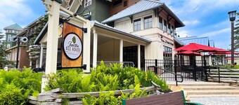 ML390 King Bed Sleeps 8 Quiet Mountain View WiFi