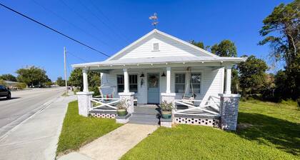 Swanky Swan - 3BR/2BA, Swansboro close to downtown - short drive to Camp Lejeune