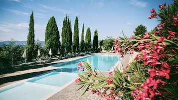 Piscina stagionale all'aperto, ombrelloni da piscina, lettini