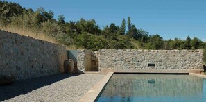 A swimming pool with stone walls and a gravel area. - Bastide Avec Piscine - 5 Chambres - Classée 4 Étoiles (Sigoyer)