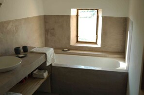 تجهيزات دش، مجففات شعر، صابون، ورق حمّام