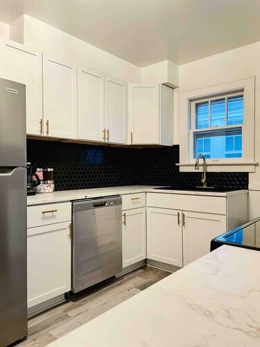 Charming & Centrally Located 1 Bedroom Apt / KING BED
