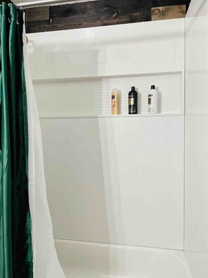 Secadora de cabello, toallas, jabón, shampoo 